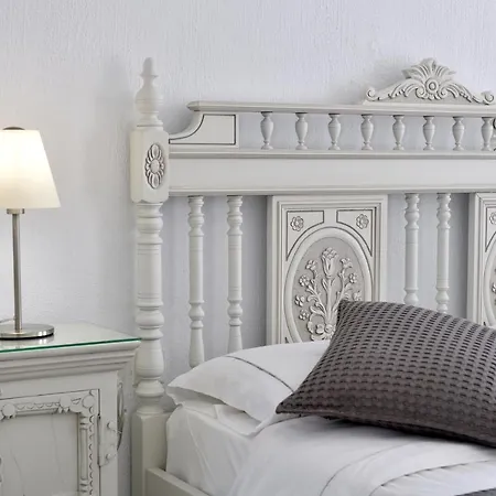 Parian Lithos 酒店