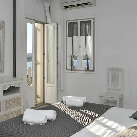 Parian Lithos Hotell 3*